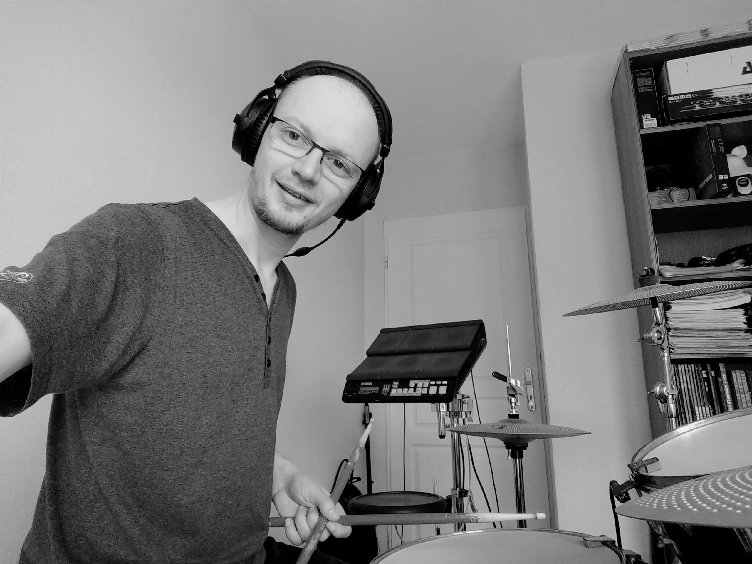 Thomas, un batteur zen qui pratique son instrument au calme, chez lui
