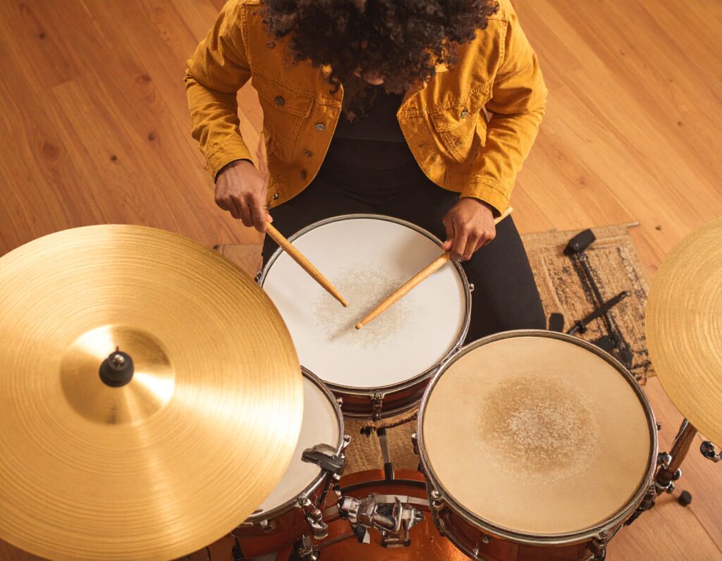 batteur jouant en german grip sur sa batterie - vue de dessus