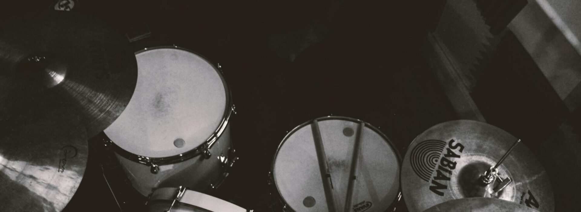 kit de batterie - vue de dessus - photo - noir et blanc