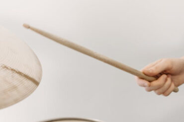 Bien se placer à la batterie : la base pour jouer mieux, plus longtemps, sans douleur