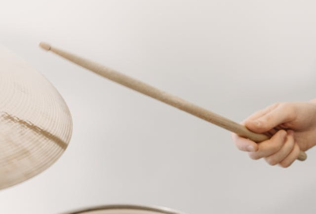 Gros plan sur la tenue d'une baguette de batterie - Photo de Pavel Danilyuk rognée